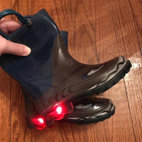 Shark light up rainboots - Picture 1 of 3